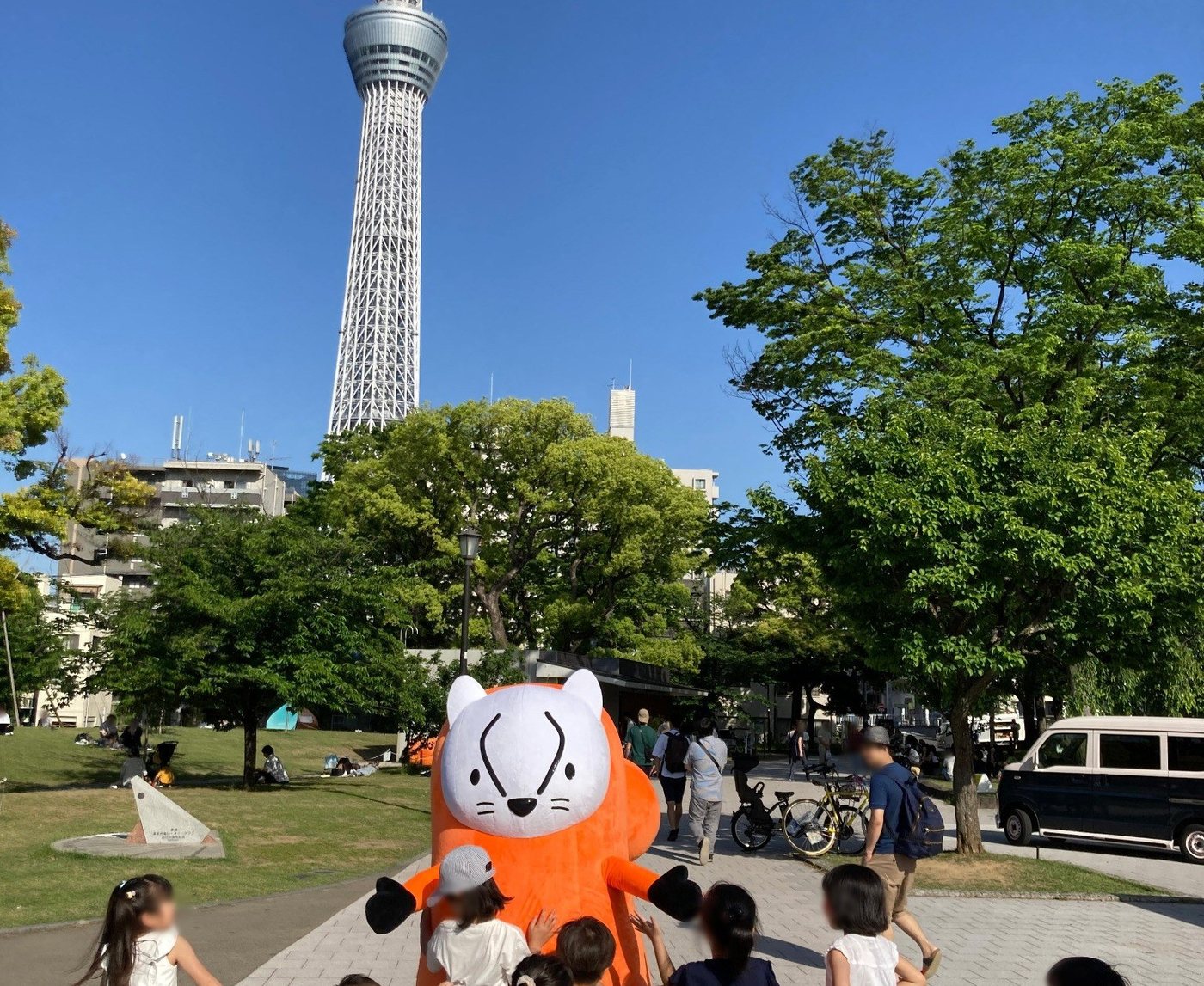 隅田公園で子どもたちとふれあうてんてんてん